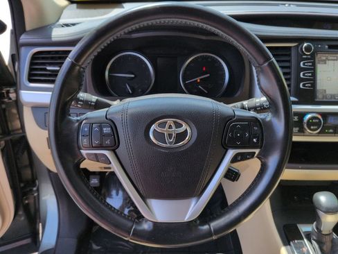 Used 2018 Toyota Highlander XLE FWD image 12