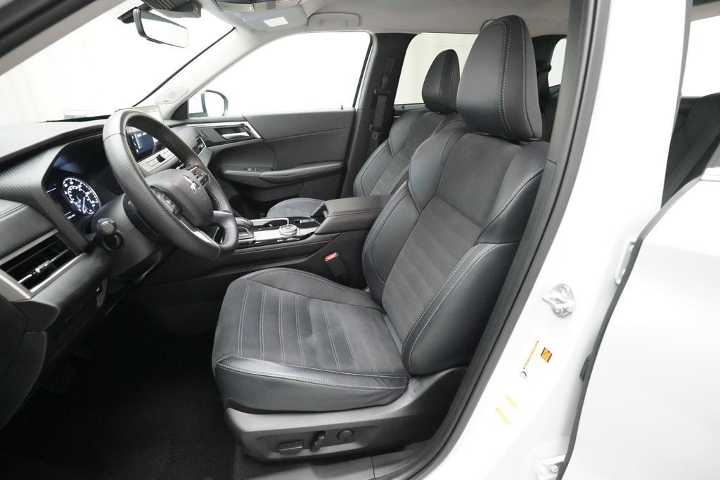 Used 2025 Mitsubishi Outlander AWD image 7