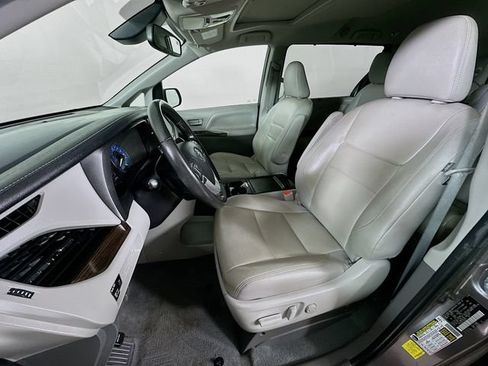 Used 2020 Toyota Sienna XLE FWD image 31