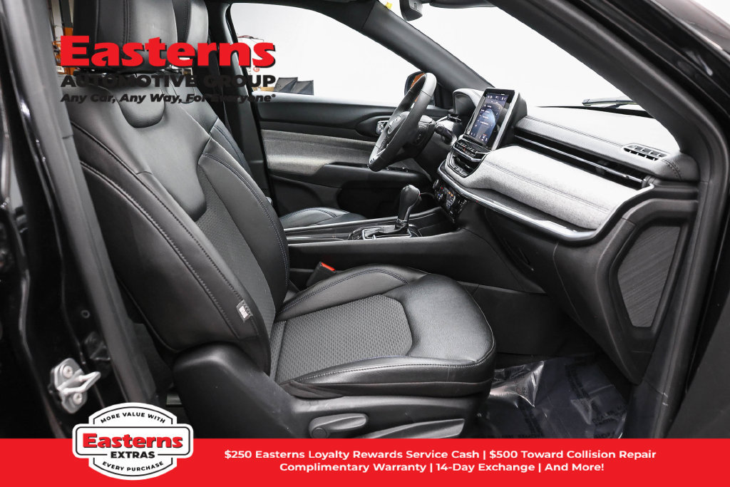 Used 2025 Jeep Compass Latitude w/ Sun & Sound Group AWD/4WD image 25