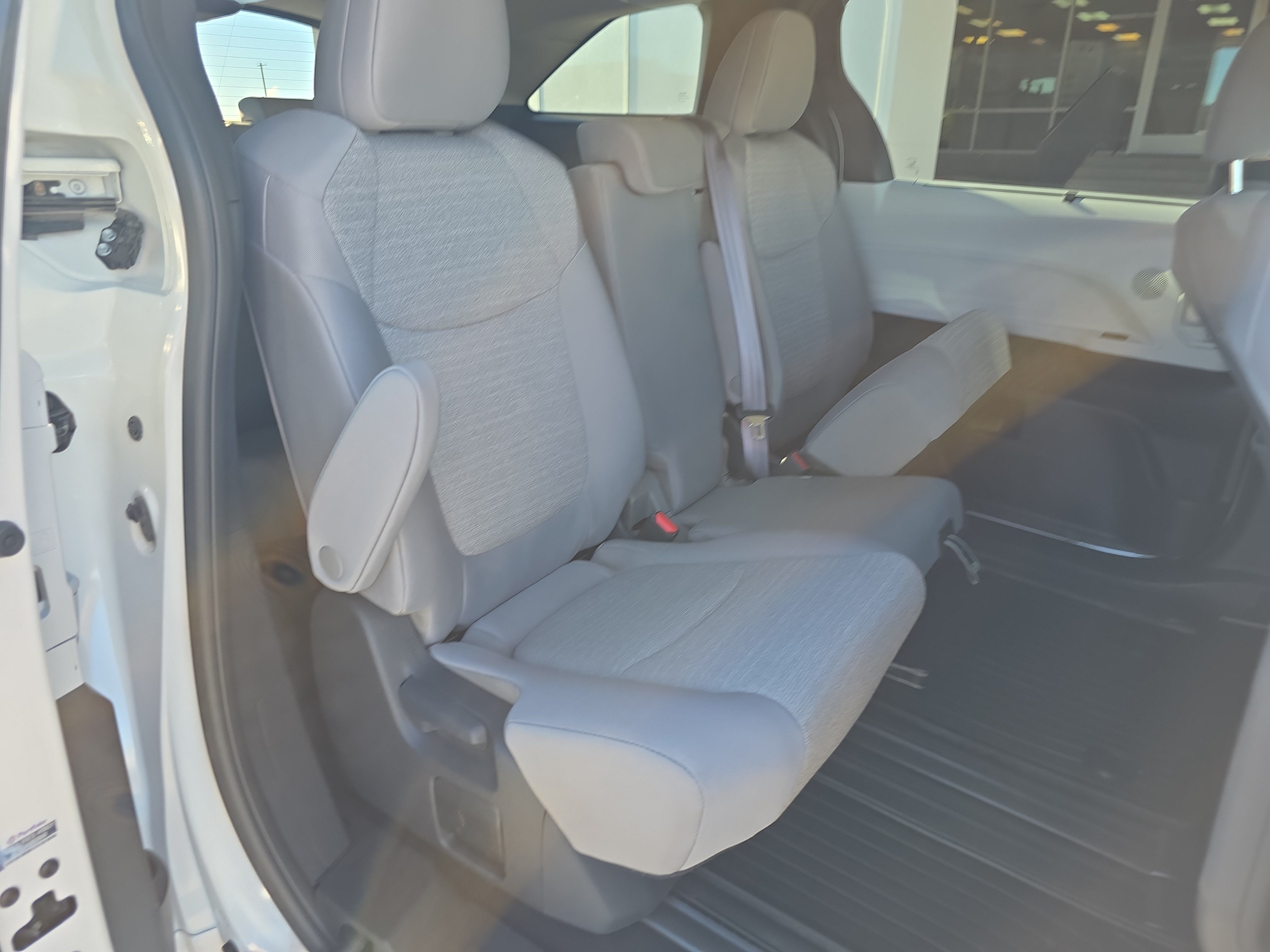Used 2025 Toyota Sienna LE AWD/4WD image 18
