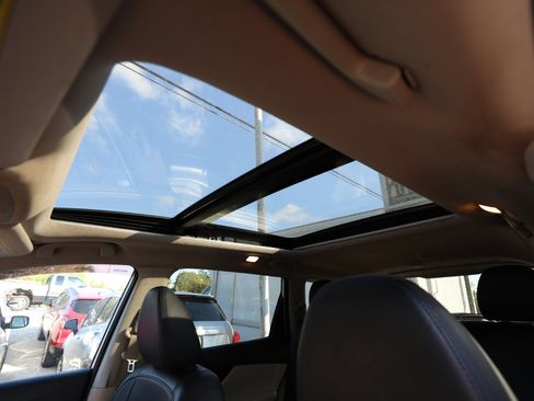 Used 2019 Nissan Rogue SL w/ Premium Package image 17