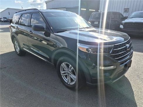Used 2022 Ford Explorer XLT w/ Equipment Group 202A AWD/4WD image 2