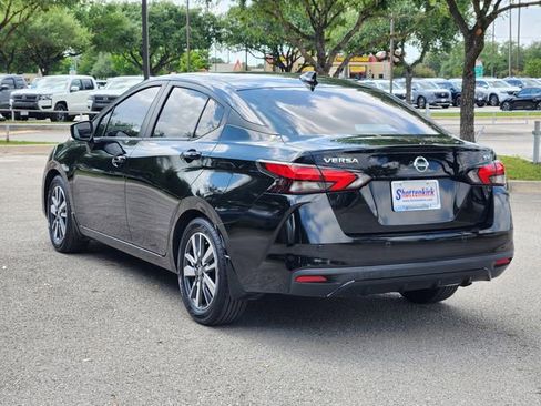 Used 2021 Nissan Versa SV image 3
