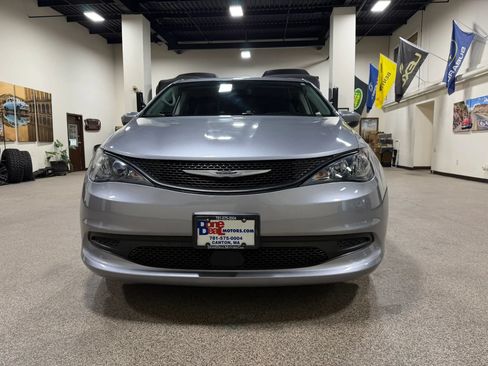 Used 2021 Chrysler Voyager L FWD image 2
