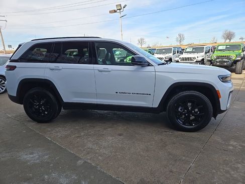 New 2026 Jeep Grand Cherokee Altitude image 12