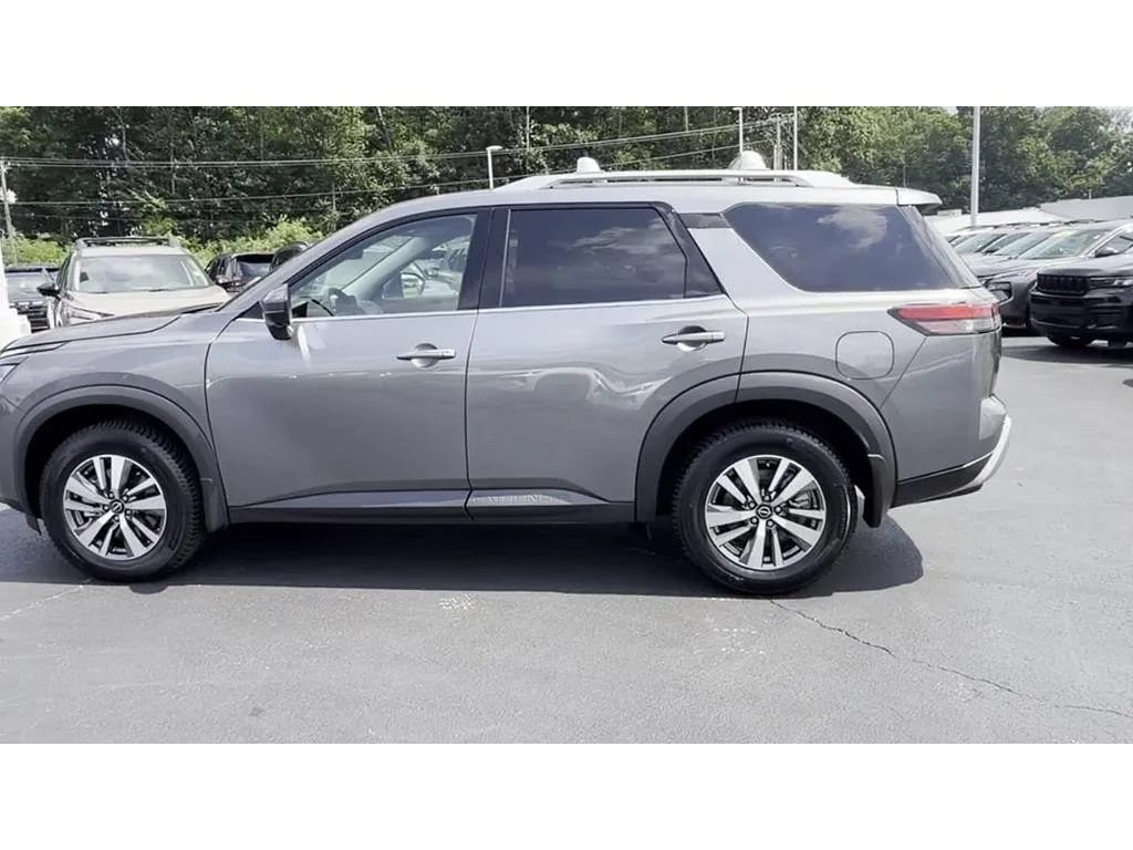 Used 2023 Nissan Pathfinder SL AWD/4WD image 6