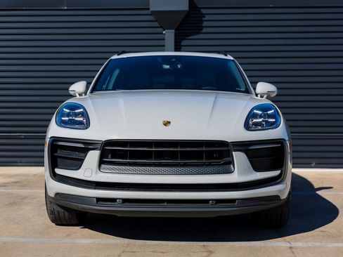 Certified 2022 Porsche Macan image 10