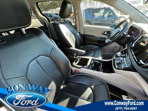 Used 2022 Chrysler Pacifica Limited w/ Uconnect Theater Family Group image 29