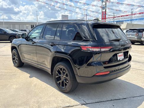 Used 2025 Jeep Grand Cherokee Altitude RWD image 5