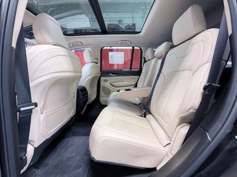 Used 2022 Jeep Grand Cherokee Limited w/ Luxury Tech Group II AWD/4WD image 36
