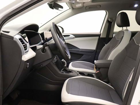 Used 2025 Volkswagen Taos SE w/ Panoramic Sunroof Package image 15