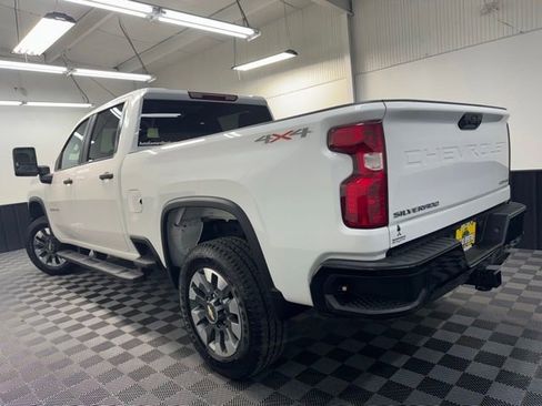 Used 2022 Chevrolet Silverado 2500 Custom w/ Custom Value Package AWD/4WD image 4