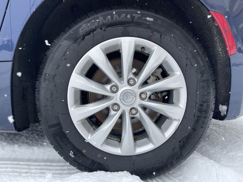 Used 2018 Chrysler Pacifica Touring-L image 22