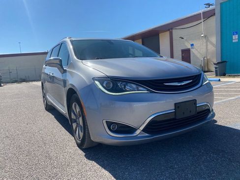 Used 2018 Chrysler Pacifica Limited image 1