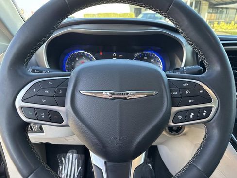 Used 2022 Chrysler Pacifica Touring-L image 30
