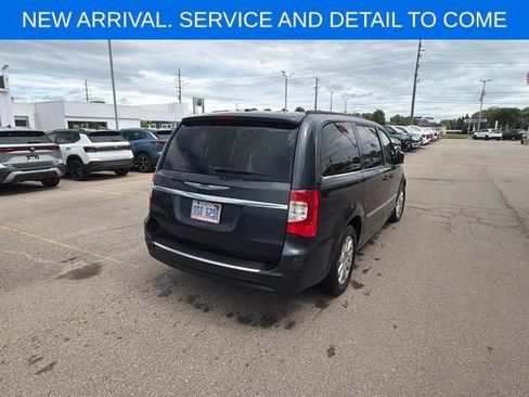 Used 2014 Chrysler Town & Country Touring FWD image 8