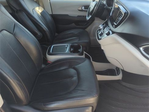 Used 2020 Chrysler Pacifica Touring-L Plus w/ Tire & Wheel Group image 26