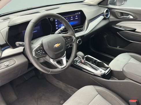 Used 2025 Chevrolet Trax LT w/ LT Convenience Package FWD image 12