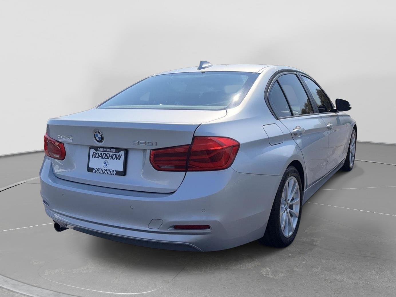 Used 2017 BMW 320i Sedan RWD image 5