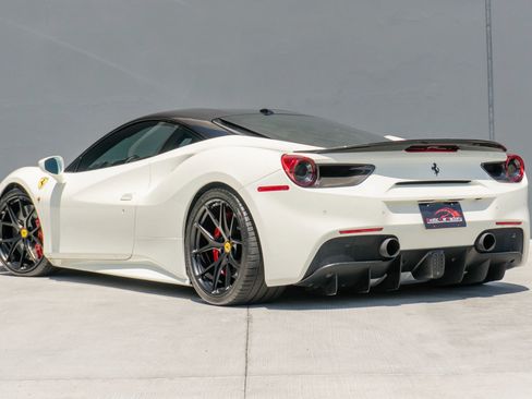 Used 2018 Ferrari 488 GTB RWD image 9