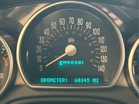 Used 2004 Chevrolet SSR w/ Preferred Equipment Group image 31