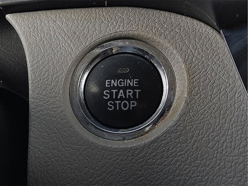 Used 2016 Toyota Sienna XLE image 16