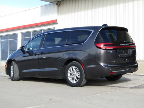 Used 2023 Chrysler Pacifica Touring-L image 10