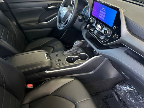 Used 2023 Toyota Highlander XLE FWD image 16