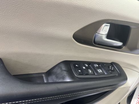 Used 2021 Chrysler Voyager Lxi image 15
