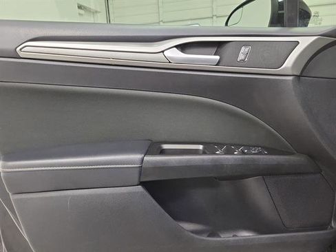 Used 2017 Ford Fusion SE w/ Fusion SE Technology Package image 13