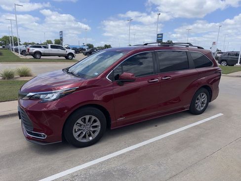 Used 2021 Toyota Sienna XLE FWD image 1