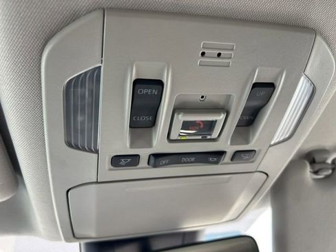 Used 2022 Toyota Highlander XLE FWD image 27