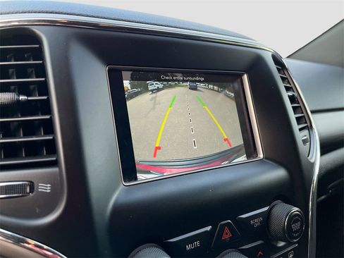 Used 2021 Jeep Grand Cherokee Laredo image 13