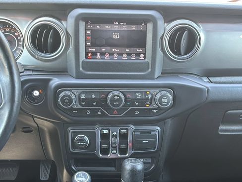 Used 2019 Jeep Wrangler Unlimited Sahara w/ LED Lighting Group AWD/4WD image 19
