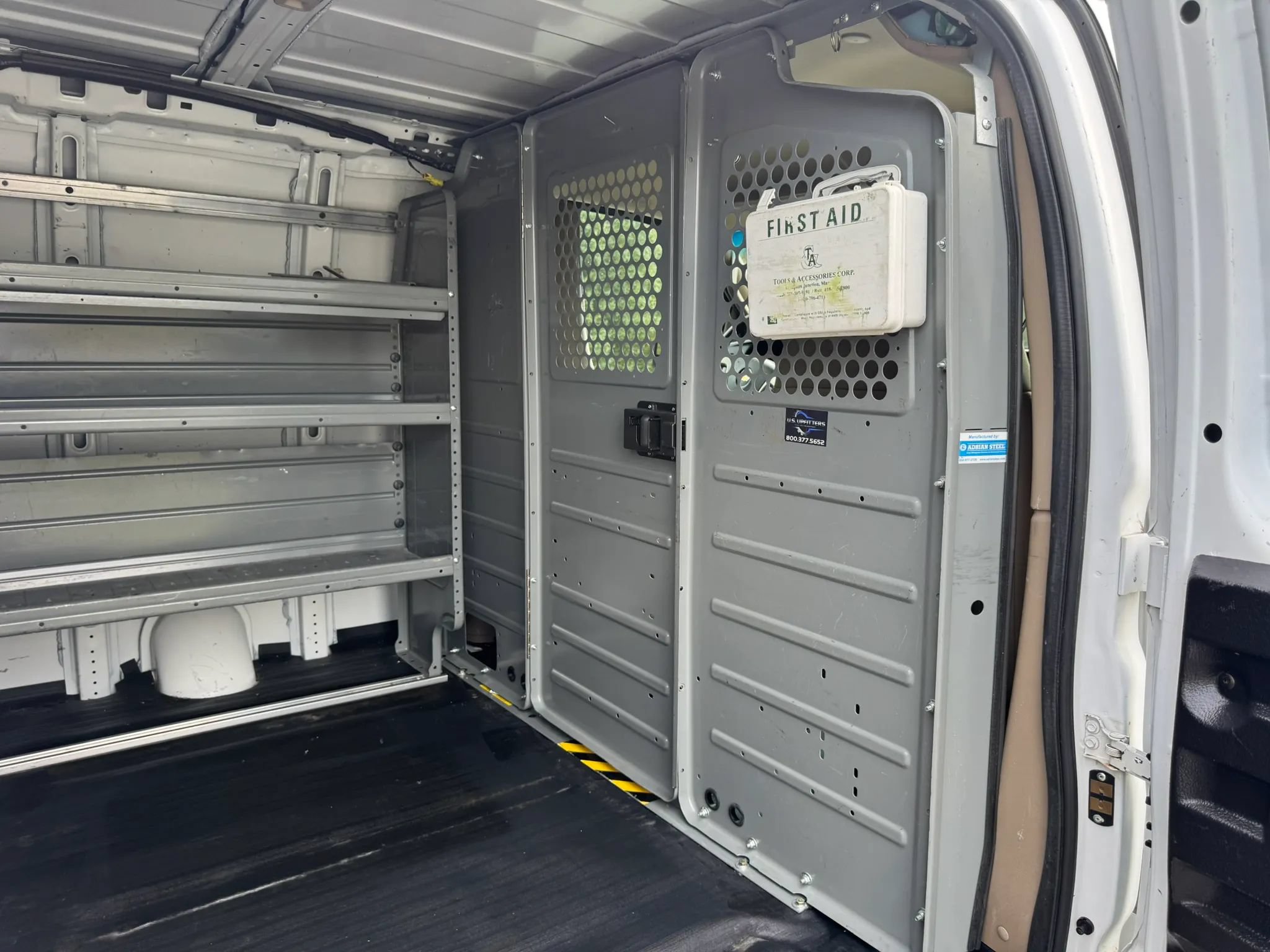 Used 2018 Chevrolet Express 2500 w/ Driver Convenience Package RWD image 16