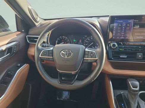 Used 2021 Toyota Highlander Platinum image 15