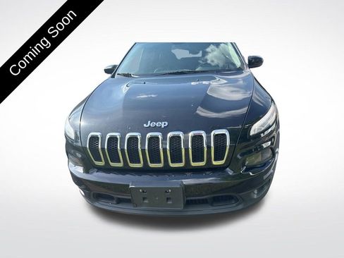 Used 2018 Jeep Cherokee Latitude Plus AWD/4WD image 2