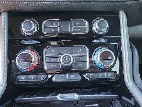 Used 2021 GMC Yukon XL Denali w/ Denali Premium Package image 19