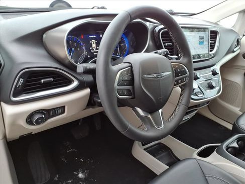 Used 2024 Chrysler Pacifica Touring-L FWD image 15