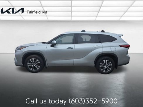 Used 2022 Toyota Highlander XLE AWD/4WD image 2