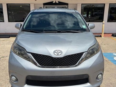 Used 2016 Toyota Sienna SE FWD image 2