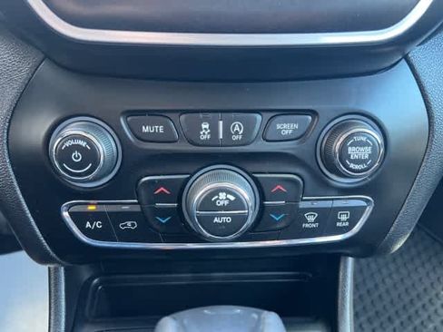 Used 2019 Jeep Cherokee Trailhawk AWD/4WD image 31