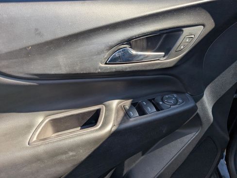 Used 2018 Chevrolet Equinox LT image 9