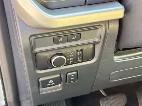 Used 2024 Ford Expedition Max XLT image 28