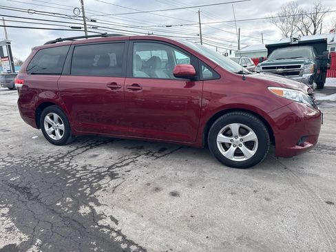 Used 2012 Toyota Sienna LE w/ Towing Pkg image 19
