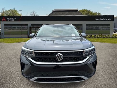 Used 2022 Volkswagen Taos SE w/ Panoramic Sunroof Package FWD image 8