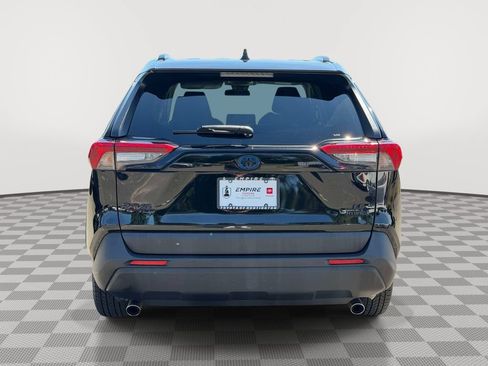 Used 2021 Toyota RAV4 LE AWD/4WD image 4