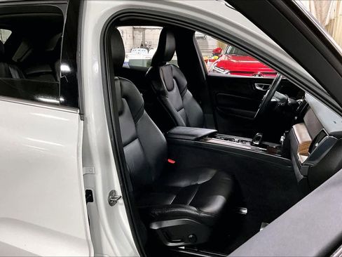 Used 2022 Volvo XC60 B5 Momentum w/ Climate Package image 9