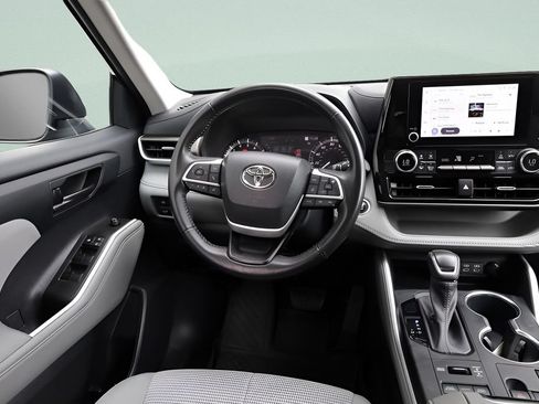 Used 2023 Toyota Highlander LE AWD/4WD image 34